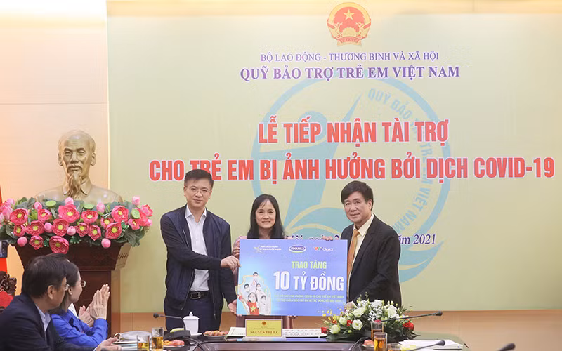  Đại diện Vinamilk và VTV Digital cùng trao bảng tượng trưng 10 tỷ đồng cho đại diện Quỹ Bảo trợ trẻ em Việt Nam.