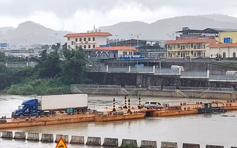 Các phương tiện chở hàng hóa xuất nhập khẩu làm thủ tục thông quan qua Lối mở cầu phao tạm Km3+4 Hải Yên, Móng Cái trong sáng 30/5.