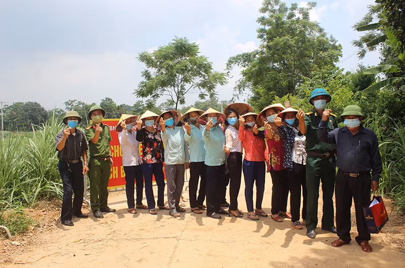 Người dân vui mừng khi được dỡ phong tỏa.