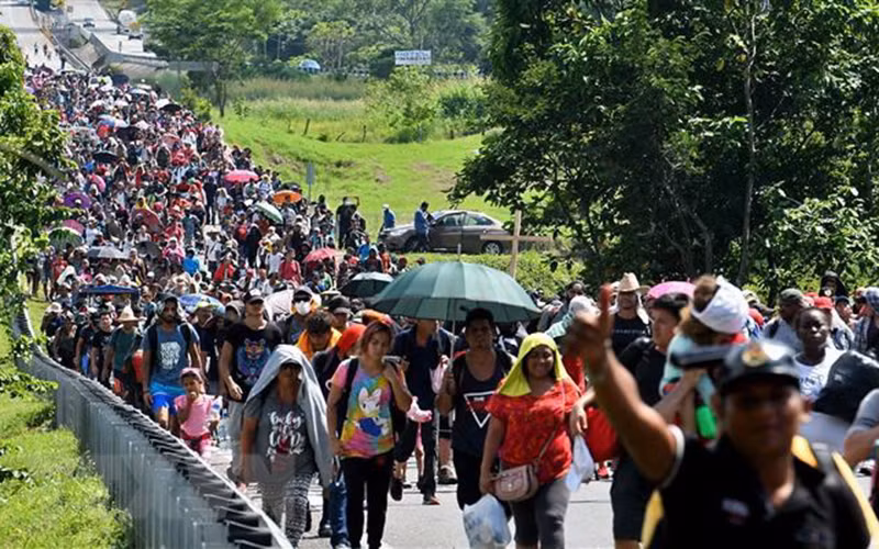 Người di cư di chuyển tại Huixtla, bang Chiapas, Mexico trong hành trình tới Mỹ ngày 27/10/2021. (Ảnh: AFP/TTXVN)