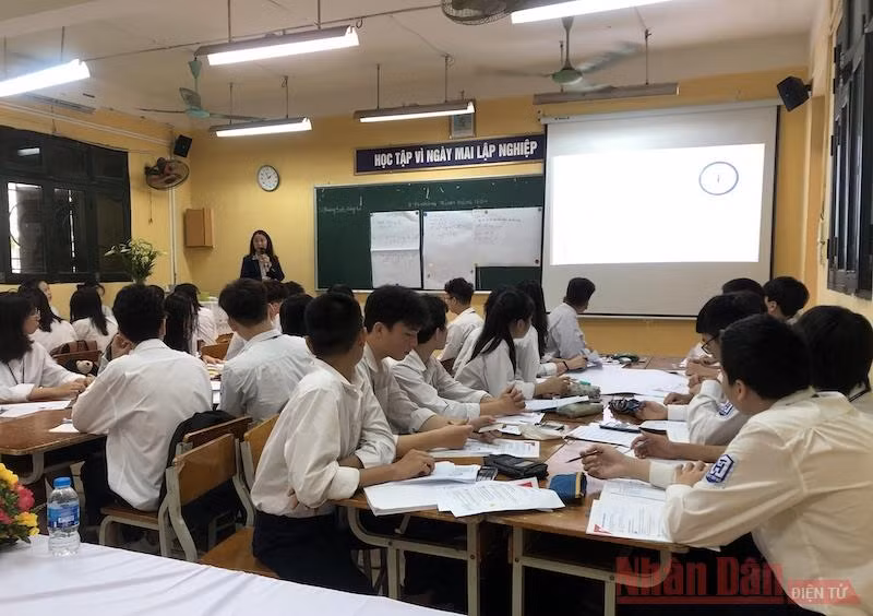 Giờ học thực nghiệm sách giáo khoa mới môn Toán tại Trường THPT Tây Hồ (Hà Nội). Ảnh: VIỆT DŨNG