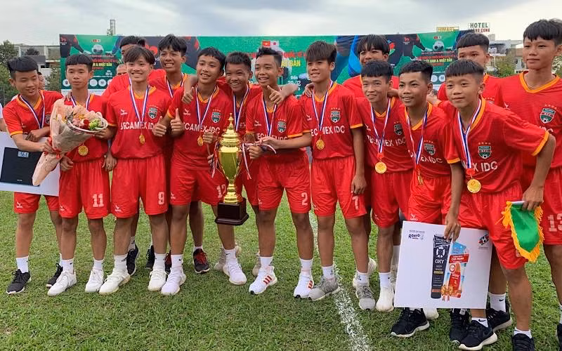 Cầu thủ U13 CLB Becamex Bình Dương phấn khởi với Cúp Vô địch.