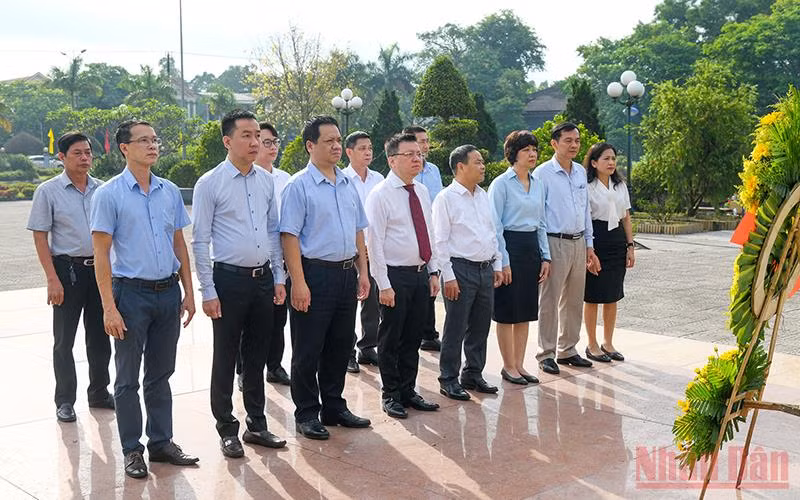 Ủy viên Trung ương Đảng, Tổng biên tập Báo Nhân Dân, Phó trưởng Ban Tuyên giáo Trung ương, Chủ tịch Hội Nhà báo Việt Nam Lê Quốc Minh dẫn đầu đoàn công tác Báo Nhân Dân đặt vòng hoa tại Nghĩa trang liệt sĩ Triệu Phong, tỉnh Quảng Trị.