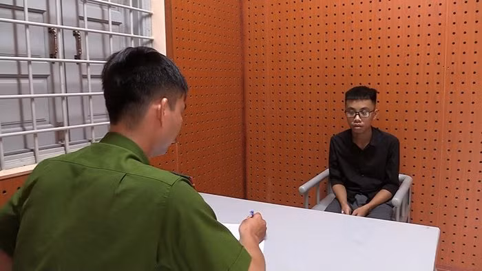 Phạm Minh Phụng tại Cơ quan Công an.