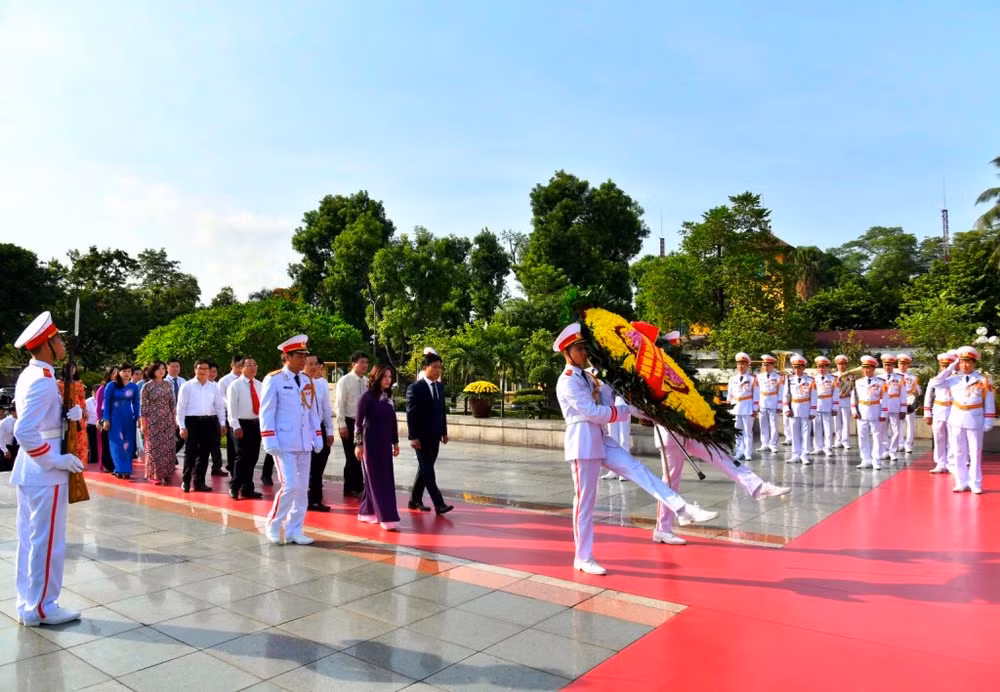Lãnh đạo Đảng, Nhà nước tưởng niệm các Anh hùng liệt sĩ -0