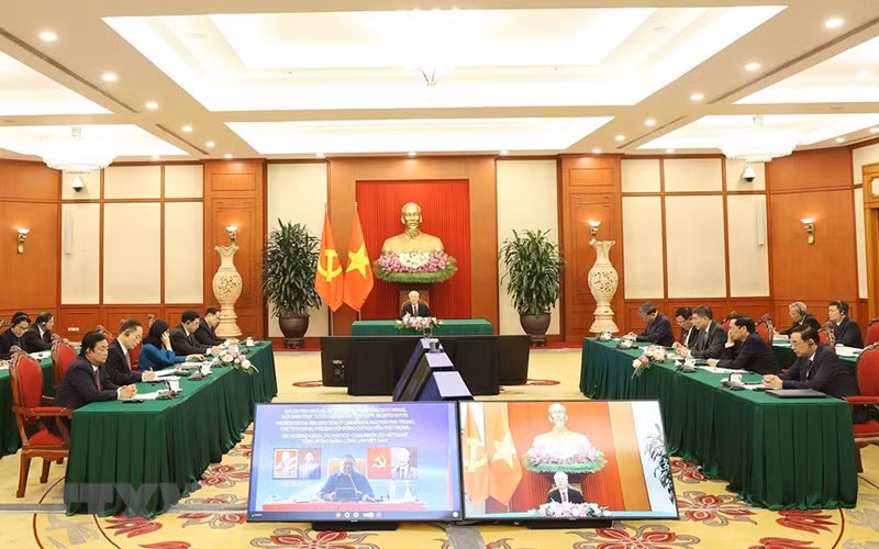 Tổng Bí thư Nguyễn Phú Trọng hội đàm trực tuyến với Chủ tịch Đảng Mặt trận Giải phóng Mozambique (FRELIMO), Tổng thống Mozambique Filipe Jacinto Nyusi. (Ảnh: Trí Dũng/TTXVN)
