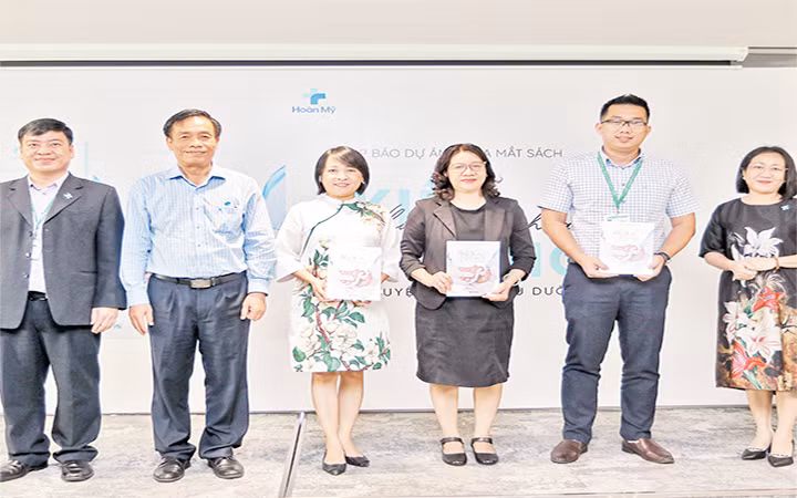 Trao tặng sách "Những đóa hoa kiên cường-Chuyện nghề điều dưỡng" đến đại diện Khoa Điều dưỡng các trường đại học.