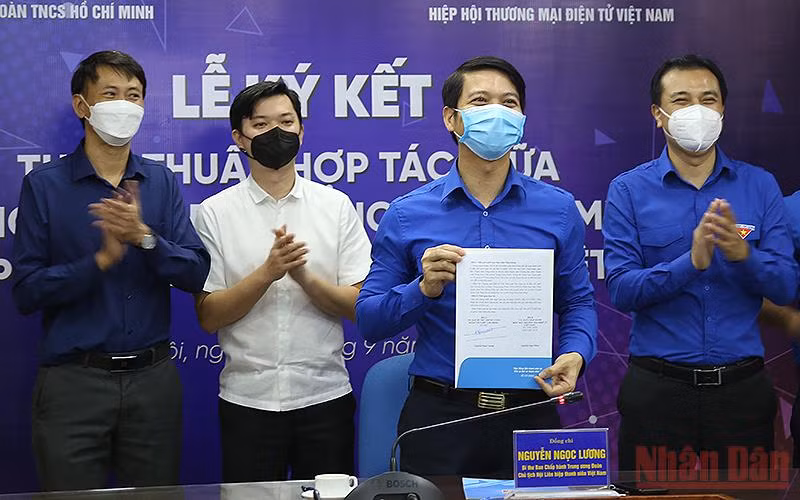 Đồng chí Nguyễn Ngọc Lương, Bí thư Trung ương Đoàn, Chủ tịch Hội Liên hiệp Thanh niên Việt Nam (thứ 2 từ phải sang) thực hiện nghi lễ ký kết thỏa thuận theo phương thức trực tuyến. 
