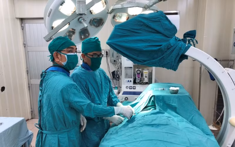 Các bác sĩ Bệnh viện đa khoa Long An thực hiện phẫu thuật đặt máy tạo nhịp cho bệnh nhân N.T.H.
