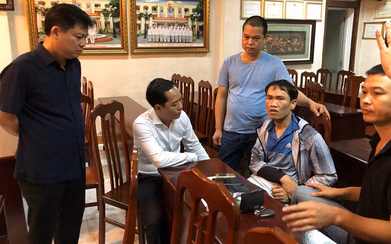 Lực lượng điều tra Công an tỉnh Thái Bình đang thẩm vấn đối tượng trong đường dây ma túy vừa bị bóc gỡ.