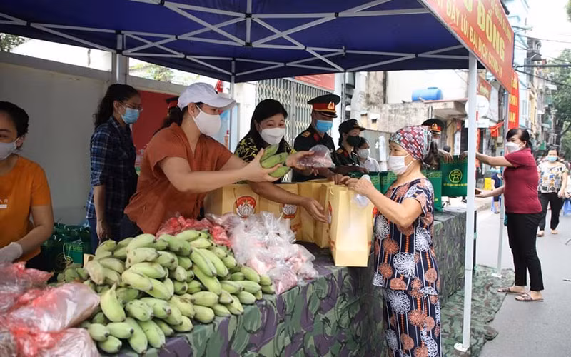 Những món quà thiết thực từ “Chợ 0 đồng” được người dân phấn khởi đón nhận.
