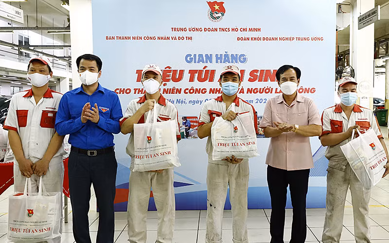 Trao các “Túi an sinh” tặng thanh niên công nhân, người lao động có hoàn cảnh khó khăn.