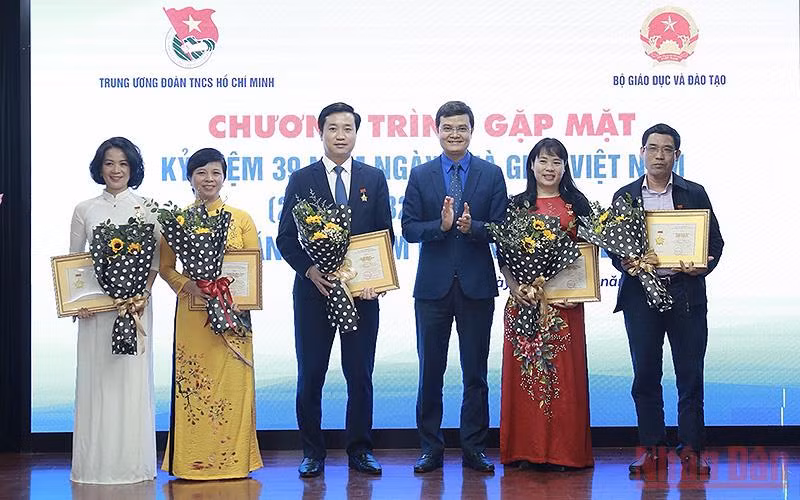 Đồng chí Bùi Quang Huy trao Kỷ niệm chương “Vì thế hệ trẻ” tặng các cán bộ Bộ Giáo dục và Đào tạo.