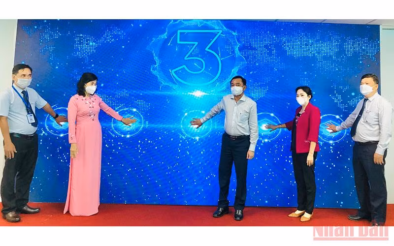 Các đại biểu thực hiện nghi thức bấm nút ra mắt Kênh truyền hình vnEdu-Bạc Liêu. 