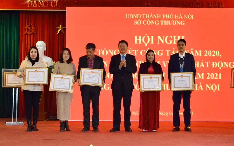 Lãnh đạo TP Hà Nội trao tặng Bằng khen của Thủ tướng Chính phủ và Thành phố cho các cá nhân, tập thể của Sở Công thương đã có thành tích xuất sắc trong năm 2020.