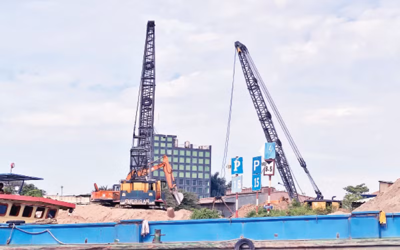 Một bến thủy nội địa không phép ở khu vực sông chợ Đệm, có tàu chở vật liệu xây dựng cập bến.