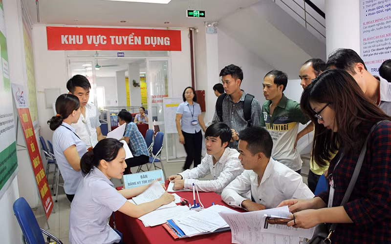 Không ít người lao động muốn làm thêm dịp cuối năm để cải thiện thu nhập đón Tết.