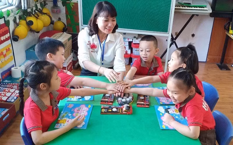 Cô giáo Hoàng Thị Vân và các học sinh Trường mầm non Hà Lầm, TP Hạ Long (Quảng Ninh).