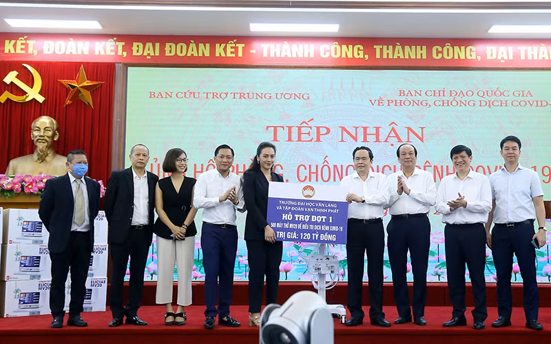 Tiếp nhận 500 máy thở MV20 từ đại diện nhà tài trợ.