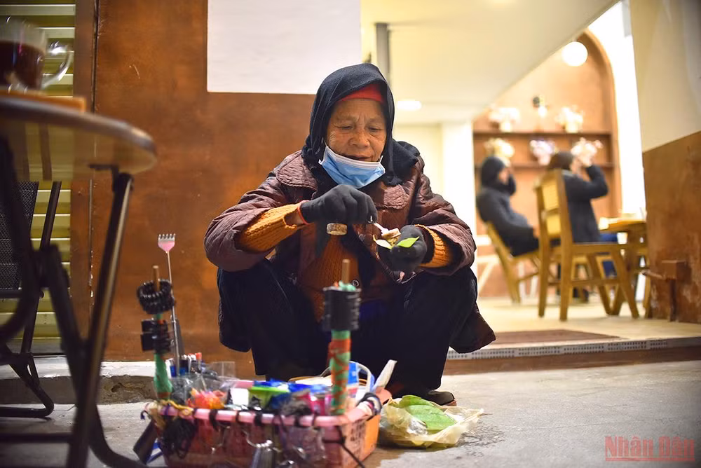 Hà Nội trở rét, người vô gia cư co ro trong đêm gió -0