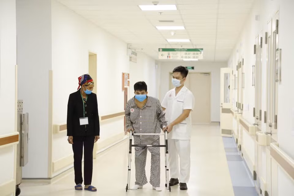 20 năm phải chống gậy vì căn bệnh viêm cột sống dính khớp nặng nề -0