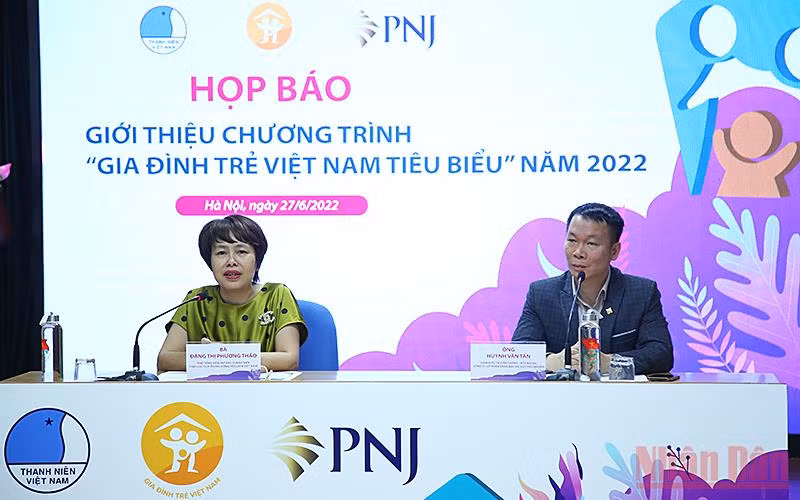 Bà Đặng Thị Phương Thảo, Phó Tổng Biên tập Báo Thanh Niên, Phó Chủ tịch Hội Liên hiệp Thanh niên Việt Nam, cung cấp thông tin về chương trình “Gia đình trẻ Việt Nam tiêu biểu” năm 2022. 
