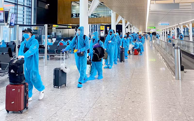 Khi khôi phục các đường bay quốc tế, hành khách nhập cảnh vẫn phải tuân thủ nghiêm ngặt các quy định về phòng, chống dịch.