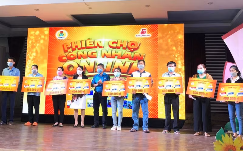 Các công nhân, người lao động nhận quà từ đại diện Ban tổ chức Chương trình “Phiên chợ Công nhân - Online” 