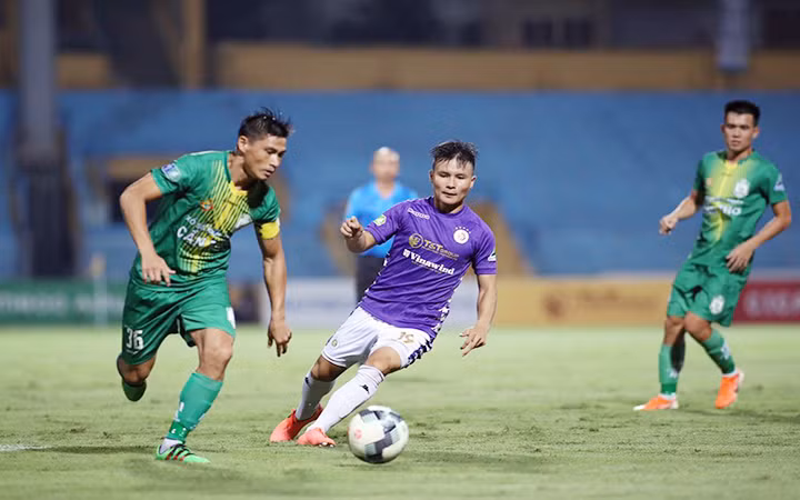 Sự trở lại của Quang Hải (giữa) là hy vọng của Hà Nội FC.