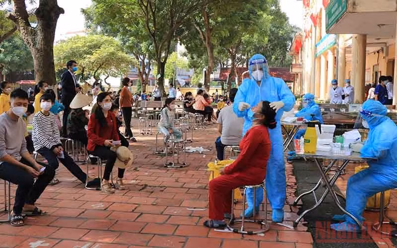 Lấy mẫu xét nghiệm SARS-CoV-2 tại khu 3, thị trấn Phố Mới, huyện Quế Võ, tỉnh Bắc Ninh.
