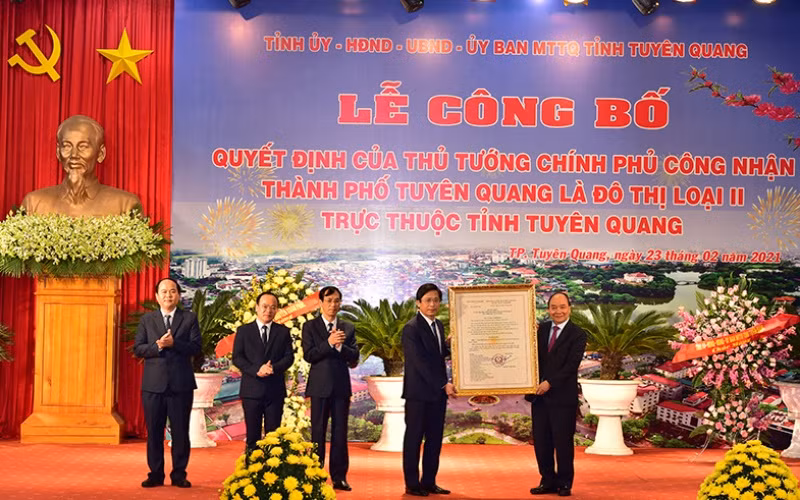 Thủ tướng Chính phủ Nguyễn Xuân Phúc đã trao quyết định công nhận thành phố Tuyên Quang là đô thị loại II, trực thuộc thành phố Tuyên Quang.
