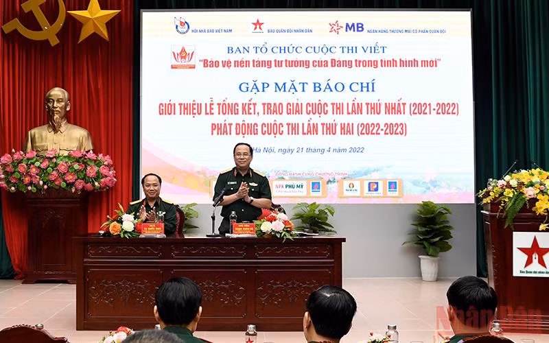 Quang cảnh buổi gặp mặt báo chí.