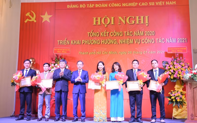 Lãnh đạo Đảng ủy VRG tặng bằng khen cho sáu đơn vị đạt thành tích trong sạch vững mạnh tiêu biểu năm 2020.