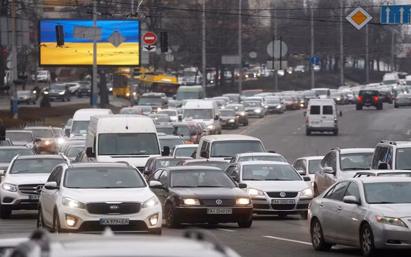 Dòng xe rời khỏi thủ đô Kiev, Ukraine, ngày 24/2. (Ảnh: Reuters)