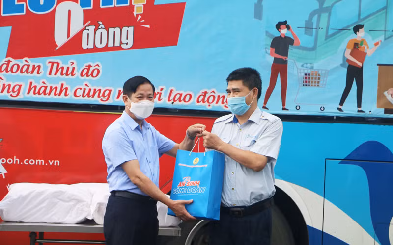 Trao “Túi An sinh Công đoàn” cho người lao động xí nghiệp xe Buýt 10-10 Hà Nội