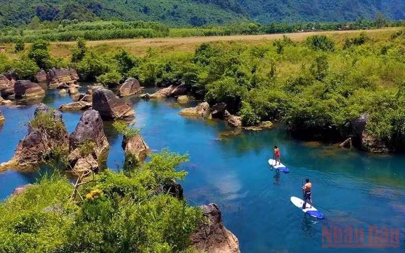 Chèo kayak trên sông Chày, Quảng Bình. (Ảnh: HƯƠNG GIANG)