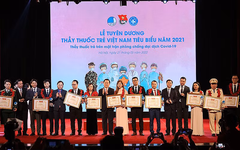 Các đồng chí Lãnh đạo Đảng, Nhà nước, ban, ngành, đoàn thể trao danh hiệu “Thầy thuốc trẻ Việt Nam tiêu biểu” năm 2021 tặng các y, bác sĩ trẻ xuất sắc.