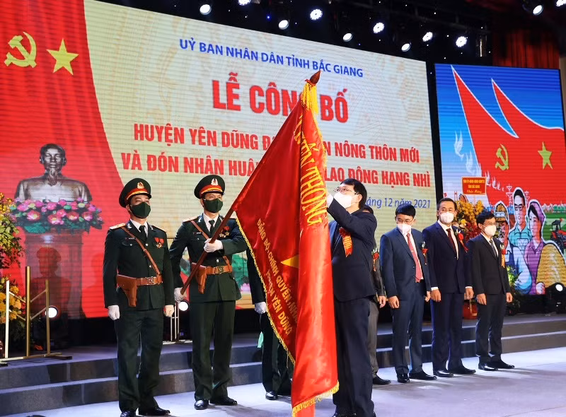 Đồng chí Lê Ánh Dương, Chủ tịch UBND tỉnh Bắc Giang trao Huân chương Lao động hạng Nhì cho Đảng bộ, chính quyền và nhân dân huyện Yên Dũng.