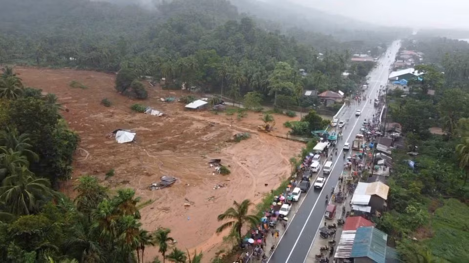Bão Megi gây sạt lở tại TP Baybay, tỉnh Leyte, Philippines. (Ảnh: Reuters)