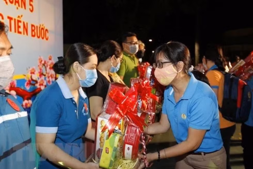 Liên đoàn Lao động TP Hồ Chí Minh trao tặng quà Tết cho người lao động có hoàn cảnh khó khăn trong Chương trình 'Tết Sum vầy' năm 2020. (Ảnh: TTXVN)