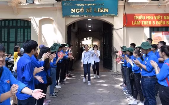 Niềm vui của thí sinh sau khi kết thúc buổi thi môn Ngữ văn tại điểm thi Trường THCS Ngô Sỹ Liên (quận Hoàn Kiếm).