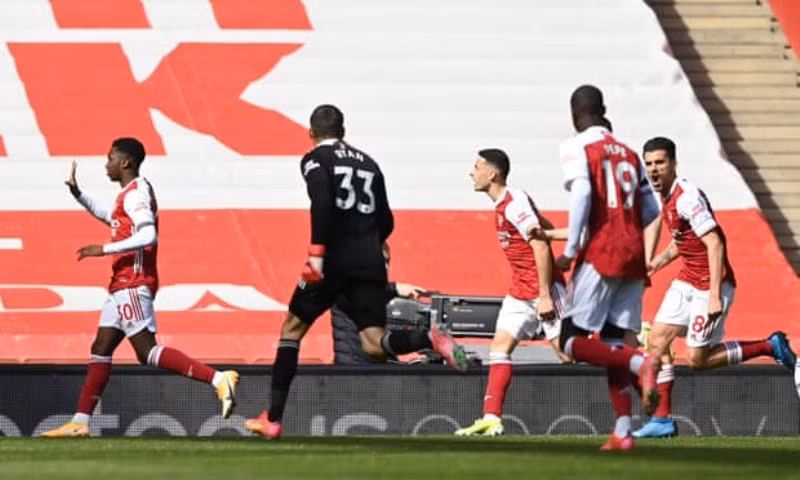 Nketiah (trái) gỡ hòa 1-1 cho Arsenal phút 90+7.