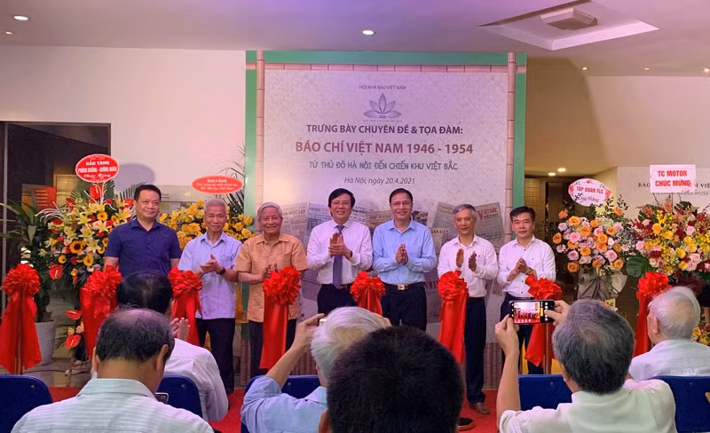 Các đại biểu cắt băng khai mạc trưng bày và tọa đàm.