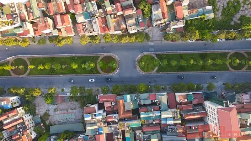 Cận cảnh đường Văn Cao - Liễu Giai trước khi thu hẹp dải phân cách mở rộng làn xe