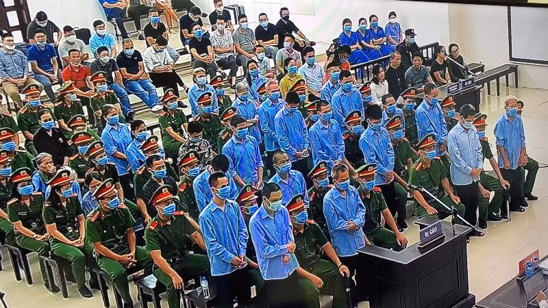 Các bị cáo nghe Hội đồng xét xử tuyên án.