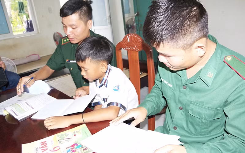 Em Phạm Quốc Sỹ học tập với hai cán bộ, chiến sĩ Đồn Biên phòng Phú Mỹ.