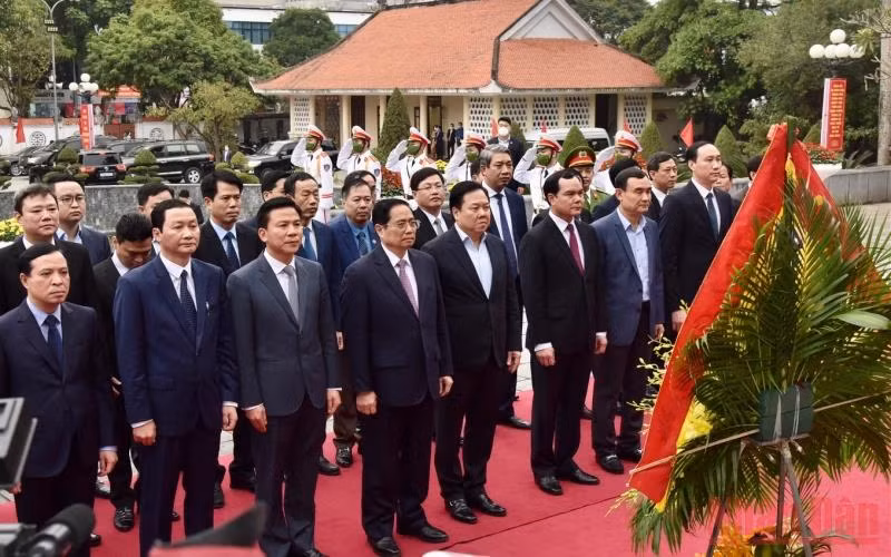 Thủ tướng thắp hương tại Khu tưởng niệm Chủ tịch Hồ Chí Minh. (Ảnh: Trần Hải)