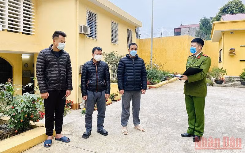 Ba đối tượng đưa và nhận hối lộ bị công an tỉnh bắt tạm giam để làm rõ vụ án.