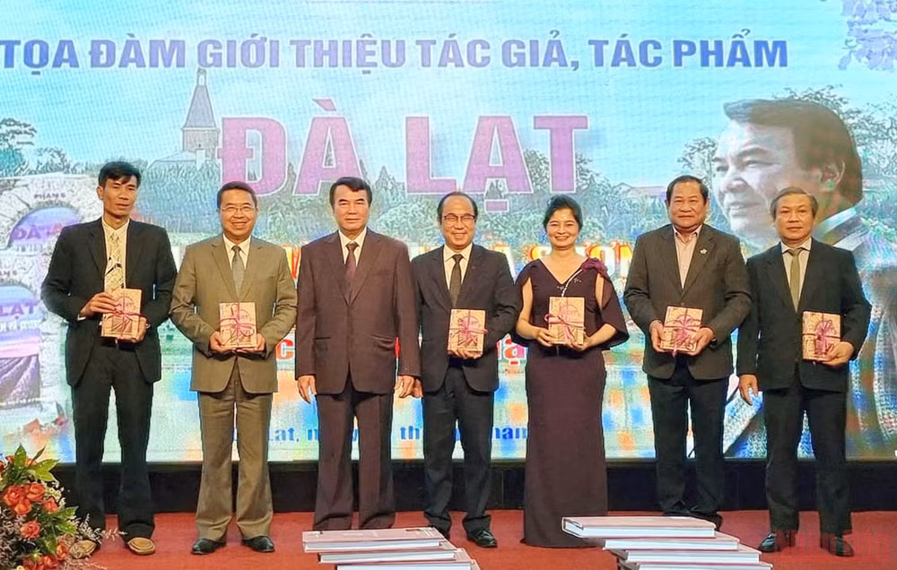 “Đà Lạt mùa màu tím và sương” qua kiến giải của Kỷ lục gia-Tiến sĩ Phạm S -0
