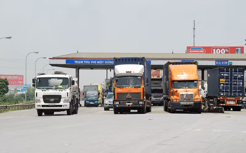 Vận tải đường bộ vẫn chiếm thị phần lớn nhất trong các loại hình vận tải nội địa. Ảnh: HẢI TRẦN